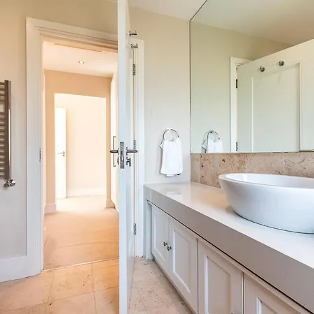 Luxury 4 Bed In Sheen Falls *